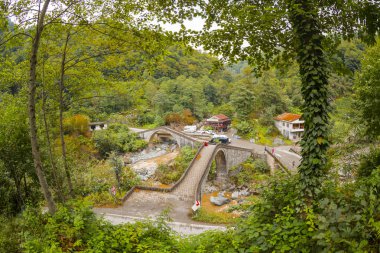 18. yüzyılda inşa edildiği tahmin edilen Ortacalar Kemer Köprüleri, Arhavi ilçesinin Ortacalar Köyü 'ne 2,5 kilometre uzaklıktadır..