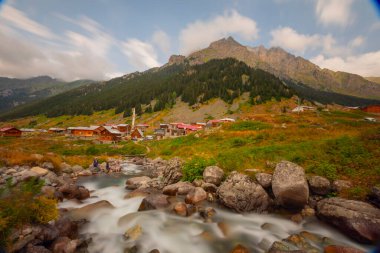 Elevit Platosu - Rize. 1884 metre yükseklikte, Amlhemin Bölgesi 'nde yer almaktadır. Plato çoğunlukla yaz aylarında gezginler tarafından ziyaret ediliyor..