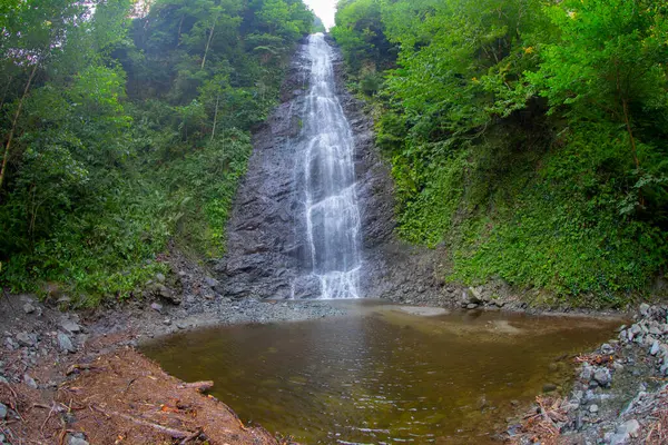 Rize 'nin Amlhemin ilçesinde yer alan Bulut Şelalesi, Trkiye' nin en yüksek akan şelalesidir..
