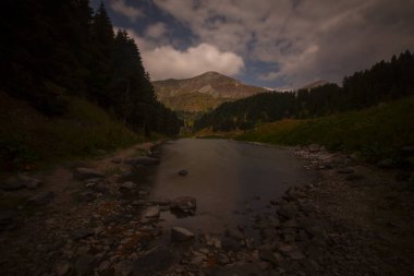 Artvin 'in avat bölgesindeki Balkl GI kamp alanı ile Artvin şehir merkezi arasındaki mesafe 96 kilometre..