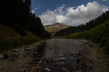 Artvin 'in avat bölgesindeki Balkl GI kamp alanı ile Artvin şehir merkezi arasındaki mesafe 96 kilometre..