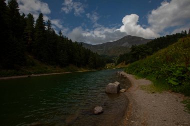 Artvin 'in avat bölgesindeki Balkl GI kamp alanı ile Artvin şehir merkezi arasındaki mesafe 96 kilometre..