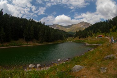 Artvin 'in avat bölgesindeki Balkl GI kamp alanı ile Artvin şehir merkezi arasındaki mesafe 96 kilometre..