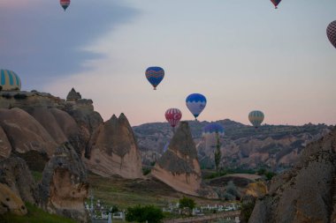 Kapadokya, 60 milyon yıl önce Erciyes, Hasanda ve Gllda 'dan fışkıran kül ve lavın oluşturduğu yumuşak katmanların milyonlarca yıl önce yağmur ve rüzgar tarafından aşındığı bölgedir..