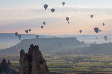 Kapadokya, 60 milyon yıl önce Erciyes, Hasanda ve Gllda 'dan fışkıran kül ve lavın oluşturduğu yumuşak katmanların milyonlarca yıl önce yağmur ve rüzgar tarafından aşındığı bölgedir..