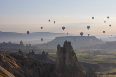Kapadokya, 60 milyon yıl önce Erciyes, Hasanda ve Gllda 'dan fışkıran kül ve lavın oluşturduğu yumuşak katmanların milyonlarca yıl önce yağmur ve rüzgar tarafından aşındığı bölgedir..
