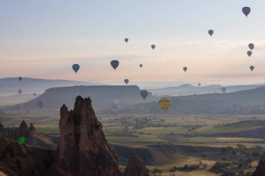 Kapadokya, 60 milyon yıl önce Erciyes, Hasanda ve Gllda 'dan fışkıran kül ve lavın oluşturduğu yumuşak katmanların milyonlarca yıl önce yağmur ve rüzgar tarafından aşındığı bölgedir..