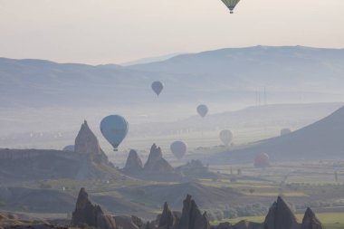 Kapadokya, 60 milyon yıl önce Erciyes, Hasanda ve Gllda 'dan fışkıran kül ve lavın oluşturduğu yumuşak katmanların milyonlarca yıl önce yağmur ve rüzgar tarafından aşındığı bölgedir..
