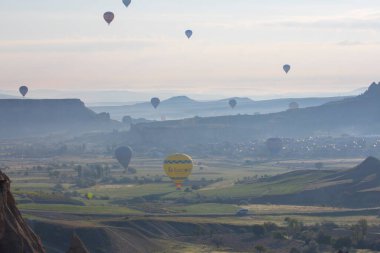 Kapadokya, 60 milyon yıl önce Erciyes, Hasanda ve Gllda 'dan fışkıran kül ve lavın oluşturduğu yumuşak katmanların milyonlarca yıl önce yağmur ve rüzgar tarafından aşındığı bölgedir..
