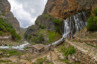 Kapuzbas Şelaleleri, Yahyal ilçesinin Kapuzba Köyü sınırları içinde yer alan kaynak şelalelerdir. Şelalelerden biri Trkiye 'deki en yüksek şelaledir ve dünyanın en yüksek ikinci şelalesidir..
