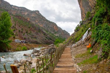 Kapuzbas Şelaleleri, Yahyal ilçesinin Kapuzba Köyü sınırları içinde yer alan kaynak şelalelerdir. Şelalelerden biri Trkiye 'deki en yüksek şelaledir ve dünyanın en yüksek ikinci şelalesidir..