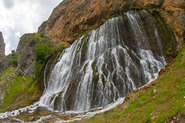 Kapuzbas Şelaleleri, Yahyal ilçesinin Kapuzba Köyü sınırları içinde yer alan kaynak şelalelerdir. Şelalelerden biri Trkiye 'deki en yüksek şelaledir ve dünyanın en yüksek ikinci şelalesidir..