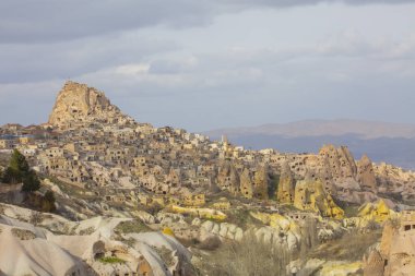Kapadokya, 60 milyon yıl önce Erciyes, Hasanda ve Gllda 'dan fışkıran kül ve lavın oluşturduğu yumuşak katmanların milyonlarca yıl önce yağmur ve rüzgar tarafından aşındığı bölgedir..