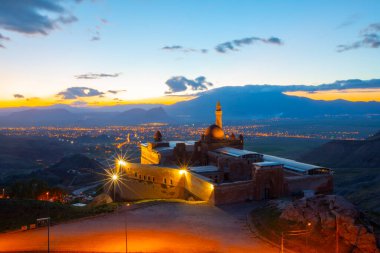 Ishak Paşa Sarayı, Ar 'ın Doubayazt ilçesine bağlı bir saraydır..