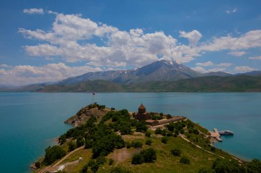 Akdamar Adası, Van ve Bitlis illeri arasında yer alan Van Gölü 'ndeki en büyük ikinci adadır..