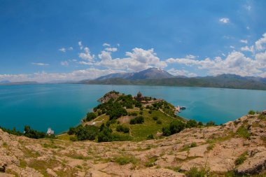 Akdamar Adası, Van ve Bitlis illeri arasında yer alan Van Gölü 'ndeki en büyük ikinci adadır..