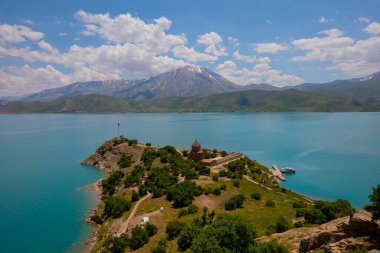 Akdamar Adası, Van ve Bitlis illeri arasında yer alan Van Gölü 'ndeki en büyük ikinci adadır..
