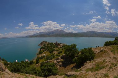 Akdamar Adası, Van ve Bitlis illeri arasında yer alan Van Gölü 'ndeki en büyük ikinci adadır..