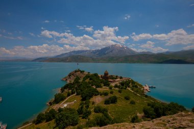 Akdamar Adası, Van ve Bitlis illeri arasında yer alan Van Gölü 'ndeki en büyük ikinci adadır..