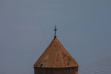 Akdamar Adası, Van ve Bitlis illeri arasında yer alan Van Gölü 'ndeki en büyük ikinci adadır..