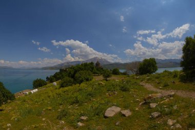 Akdamar Adası, Van ve Bitlis illeri arasında yer alan Van Gölü 'ndeki en büyük ikinci adadır..