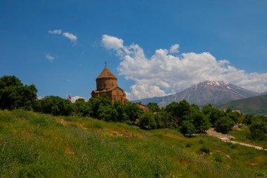 Akdamar Adası, Van ve Bitlis illeri arasında yer alan Van Gölü 'ndeki en büyük ikinci adadır..