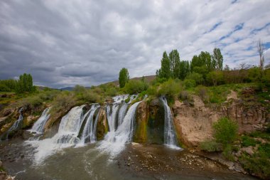 Muradie Water Fall. Şehir merkezine 8 km, Van şehir merkezine 80 km uzaklıktadır..
