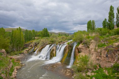 Muradie Water Fall. Şehir merkezine 8 km, Van şehir merkezine 80 km uzaklıktadır..