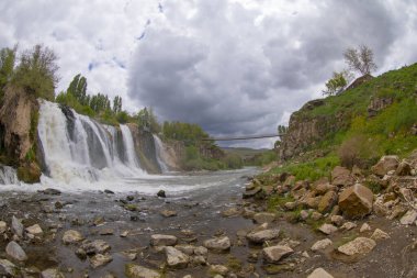 Muradie Water Fall. Şehir merkezine 8 km, Van şehir merkezine 80 km uzaklıktadır..