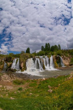 Muradie Water Fall. Şehir merkezine 8 km, Van şehir merkezine 80 km uzaklıktadır..