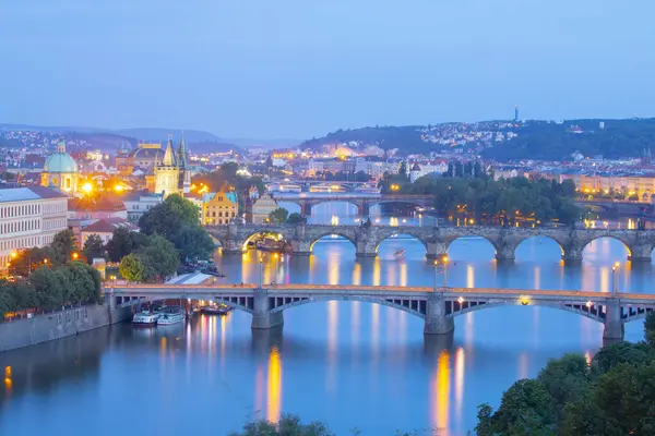 Prag Çek Cumhuriyeti 'nin başkenti ve en büyük şehridir. Geçmişte Çekoslovakya 'nın da başkentiydi..