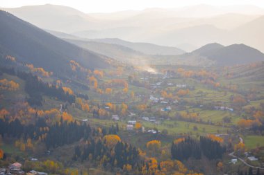 Savsat, Artvin ilindeki Karadeniz bölgesinde, Trkiye 'nin en doğu ucunda, Gürcistan sınırında yer almaktadır..