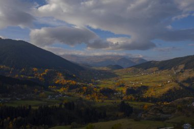 Savsat, Artvin ilindeki Karadeniz bölgesinde, Trkiye 'nin en doğu ucunda, Gürcistan sınırında yer almaktadır..