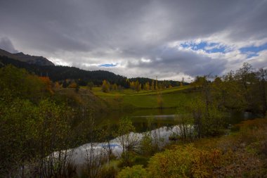 Savsat, Artvin ilindeki Karadeniz bölgesinde, Trkiye 'nin en doğu ucunda, Gürcistan sınırında yer almaktadır..
