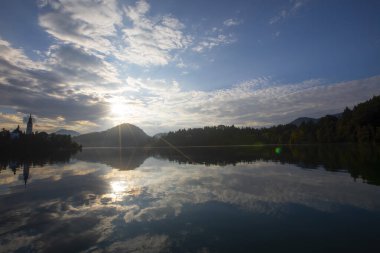 Bled Gölü (Slovence: Blejsko jezero) Slovenya 'nın kuzeybatısındaki Yukarı Carniolan bölgesinin Julian Alplerinde yer alan bir göldür..