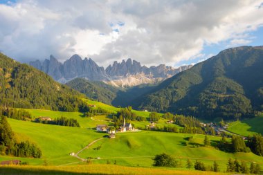 Val di Funes, İtalya 'nın Güney Tyrol bölgesinde yer alan bir peri masalı vadisidir..