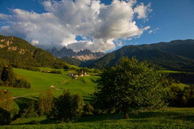 Val di Funes, İtalya 'nın Güney Tyrol bölgesinde yer alan bir peri masalı vadisidir..
