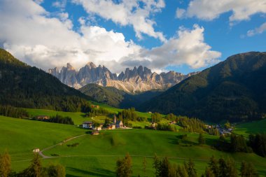 Val di Funes, İtalya 'nın Güney Tyrol bölgesinde yer alan bir peri masalı vadisidir..