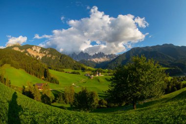Val di Funes, İtalya 'nın Güney Tyrol bölgesinde yer alan bir peri masalı vadisidir..