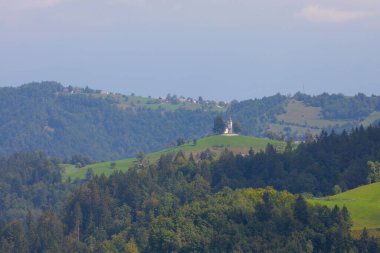 Slovenya 'nın Praprotno köyünün yukarısındaki Saint Thomas Kilisesi.