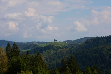 Slovenya 'nın Praprotno köyünün yukarısındaki Saint Thomas Kilisesi.