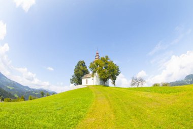 Slovenya 'nın Praprotno köyünün yukarısındaki Saint Thomas Kilisesi.