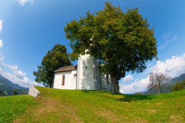Slovenya 'nın Praprotno köyünün yukarısındaki Saint Thomas Kilisesi.