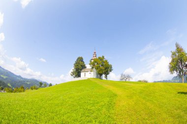 Slovenya 'nın Praprotno köyünün yukarısındaki Saint Thomas Kilisesi.