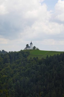 Slovenya 'nın Praprotno köyünün yukarısındaki Saint Thomas Kilisesi.