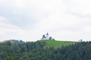 Slovenya 'nın Praprotno köyünün yukarısındaki Saint Thomas Kilisesi.