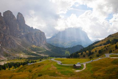 Gardena Geçidi, İtalya 'nın kuzeydoğusundaki Güney Tyrol Dolomitleri' nde yüksek bir dağ geçididir..