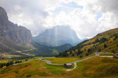 Gardena Geçidi, İtalya 'nın kuzeydoğusundaki Güney Tyrol Dolomitleri' nde yüksek bir dağ geçididir..