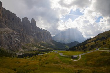 Gardena Geçidi, İtalya 'nın kuzeydoğusundaki Güney Tyrol Dolomitleri' nde yüksek bir dağ geçididir..