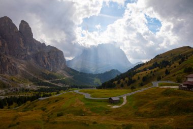 Gardena Geçidi, İtalya 'nın kuzeydoğusundaki Güney Tyrol Dolomitleri' nde yüksek bir dağ geçididir..